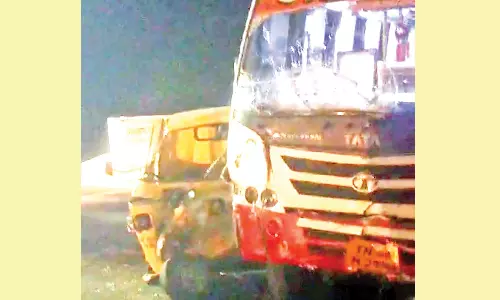 ஆட்டோ-வேன் நேருக்கு நேர் மோதி விபத்து: 2 பேர் பலி