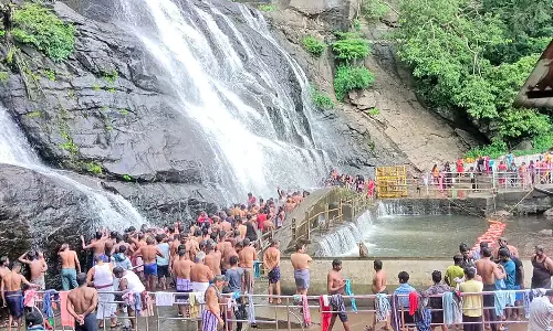குற்றாலம் அருவிகளில் ஆர்ப்பரிக்கும் தண்ணீரில் குளிக்க குவிந்த சுற்றுலா பயணிகள்