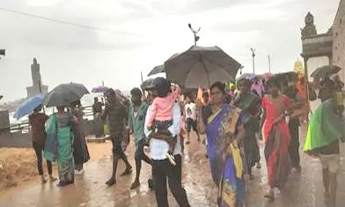 விடுமுறை நாளான இன்று கன்னியாகுமரியில் குவிந்த சுற்றுலா பயணிகள்