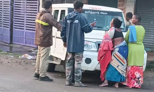 நரிக்குறவர் துப்பாக்கியை பறித்த வனத்துறை அதிகாரி வாகனம் முற்றுகை