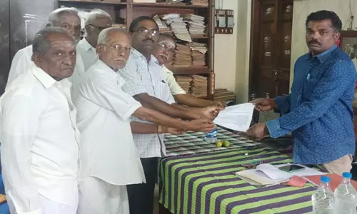 கைத்தறி நெசவாளர்களுக்கு தனி மருத்துவ சேவை திட்டத்தை மீண்டும் அமல்படுத்த வேண்டும்