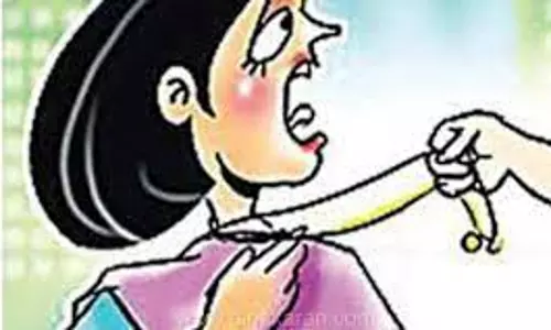 ஹெல்மெட் அணிந்து முகவரி விசாரித்த வாலிபர் மூதாட்டி கழுத்திலிருந்த 4 பவுன் செயினை பறித்து தப்பி ஓட்டம்