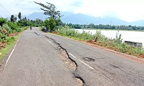 இலத்தூரில் ஜல்லிகள் பெயர்ந்தும்-தெருவிளக்குகள் இன்றியும் காணப்படும் பெரியகுளம் சாலை