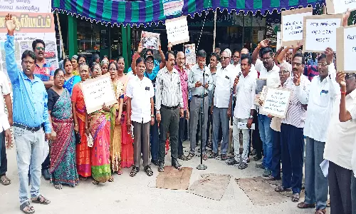 ராதாகிருஷ்ணா நகர் குடியிருப்போர் நல சங்கத்தினர் ஆர்ப்பாட்டம்