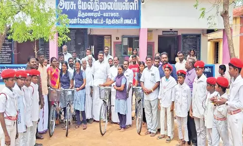 திருமலாபுரம் அரசு பள்ளியில் மாணவ-மாணவிகளுக்கு இலவச சைக்கிள்கள்