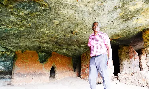 அர்மா மலையில் சித்தன்னவாசல் ஓவியங்களுடன் பழங்கால குகை