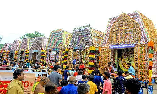 தசரா திருவிழாவையொட்டி பாளையில் அணிவகுத்த 11 அம்மன் சப்பரங்கள்