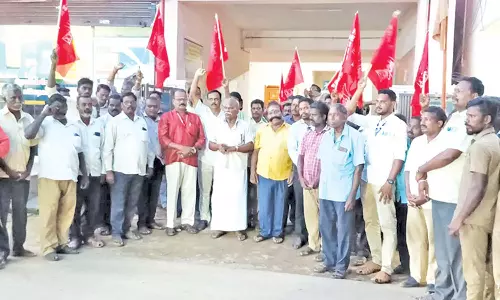 சீர்காழியில், மின்வாரிய ஊழியர்கள் ஆர்ப்பாட்டம்