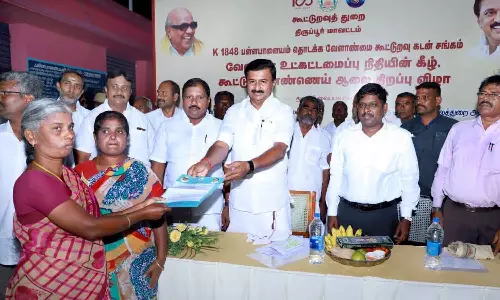 பள்ளபாளையம் வேளாண்மை கூட்டுறவு சங்கம் சார்பில்   பயனாளிகளுக்கு ரூ.48.13 லட்சம் மதிப்பில் கடன் உதவி அமைச்சர் மு.பெ.சாமிநாதன் வழங்கினார்