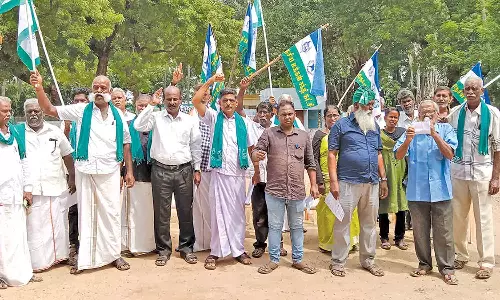 கல்லணையில் விவசாயிகள் ஆர்ப்பாட்டம்