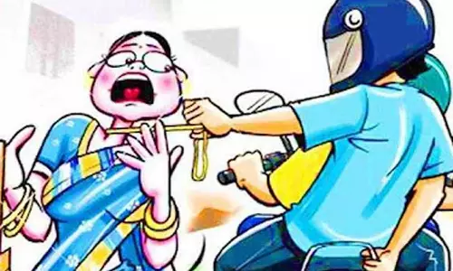 மூதாட்டியை தாக்கி  நகை பறிப்பு