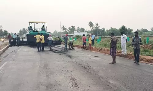 பழைய ரோட்டின் மேல் புதிய ரோடு அமைக்கும் பணிக்கு பொதுமக்கள் எதிர்ப்பு