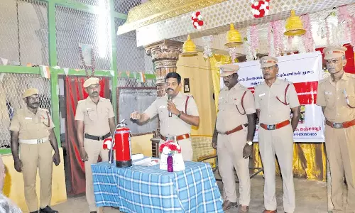 விபத்தில்லாமல் தீபாவளியை கொண்டாடுவது குறித்து செயல்விளக்கம்