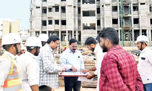 அடுக்குமாடி குடியிருப்பு கட்டுமான பணிகளை அதிகாரி ஆய்வு