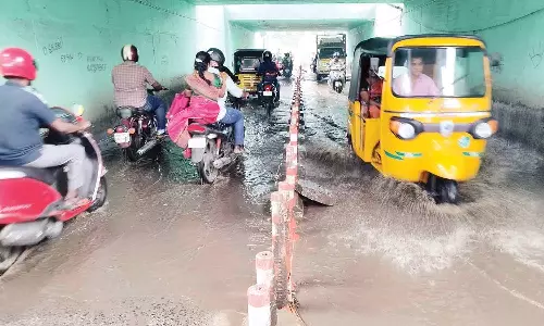 சென்னையில் மழை பெரம்பூர் சுரங்கப்பாதையில் தண்ணீர் தேங்கியது- வாகன ஓட்டிகள் அவதி