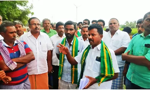 மின் இணைப்பு துண்டிப்பை கண்டித்து அதிகாரிகளை முற்றுகையிட்டு விவசாயிகள் போராட்டம் -  தாராபுரம் அருகே பரபரப்பு