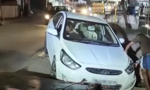 பல்லடத்தில் கழிவு நீர் கால்வாயில் சிக்கிய கார்