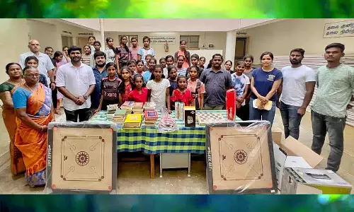 கலைஞர் நூற்றாண்டு பிறந்தநாள் விழாவை முன்னிட்டு கல்லூரி மாணவிகளுக்கு  புத்தகங்கள்-விளையாட்டு உபகரணங்கள்