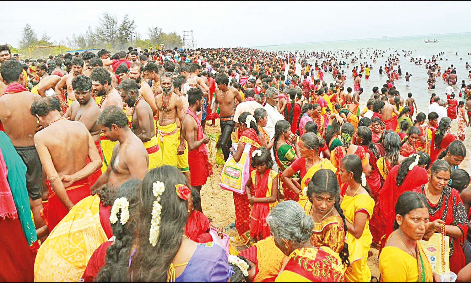 முத்தாரம்மன் கோவிலில் தசரா திருவிழா: பக்தர்கள் குவிந்தனர்