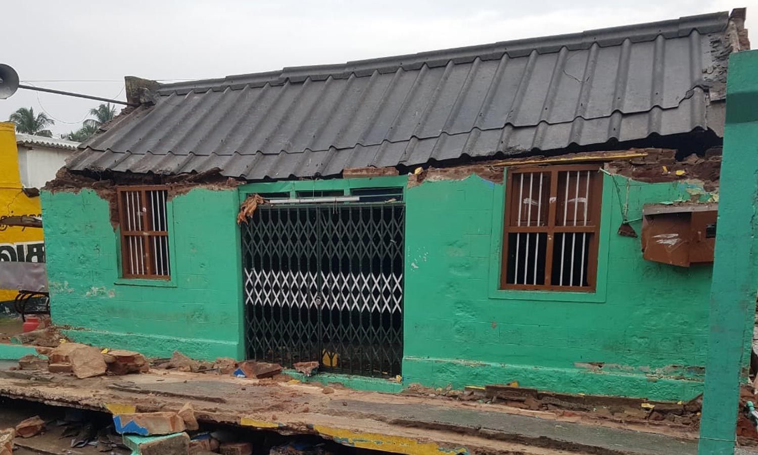 சமுதாய நலக்கூடம் மேற்கூரை இடிந்து 3 பேர் பலி: பஸ்சுக்காக காத்திருந்த போது நேர்ந்த சோகம்