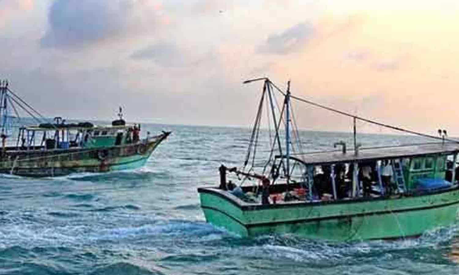 தூத்துக்குடியில் 6 நாட்களுக்கு பிறகு மீன்பிடிக்க சென்ற விசைப்படகு தொழிலாளர்கள்