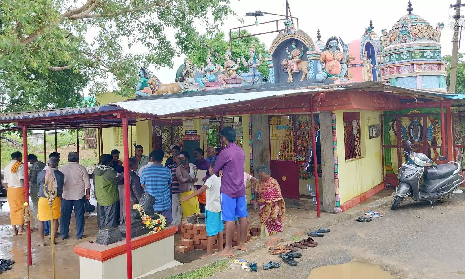 திண்டுக்கல்லில் கோவில் பூட்டை உடைத்து அம்மன் தங்கதாலிகள் திருட்டு திண்டுக்கல்லில் கோவில் பூட்டை உடைத்து அம்மன் தங்கதாலிகள் திருட்டு