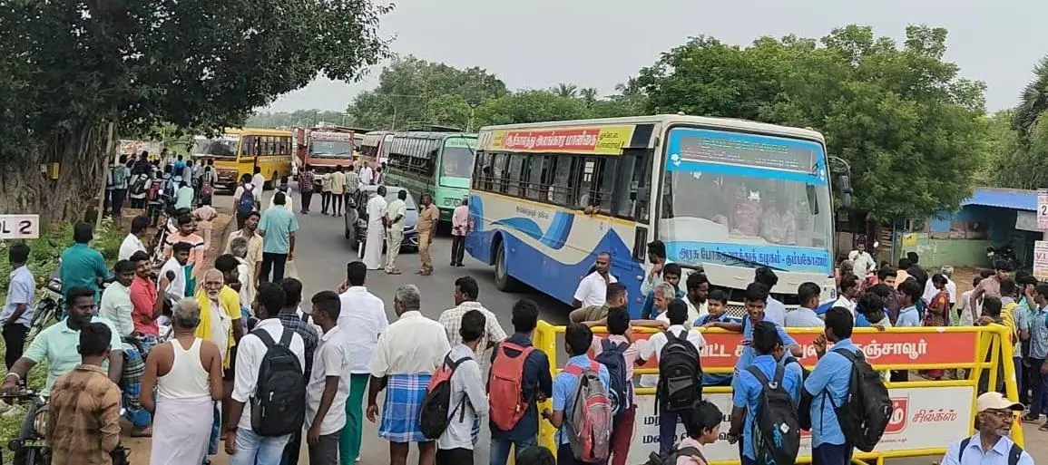 கூடுதல் பஸ் வசதி கேட்டு சாலை மறியல் கூடுதல் பஸ் வசதி கேட்டு சாலை மறியல்