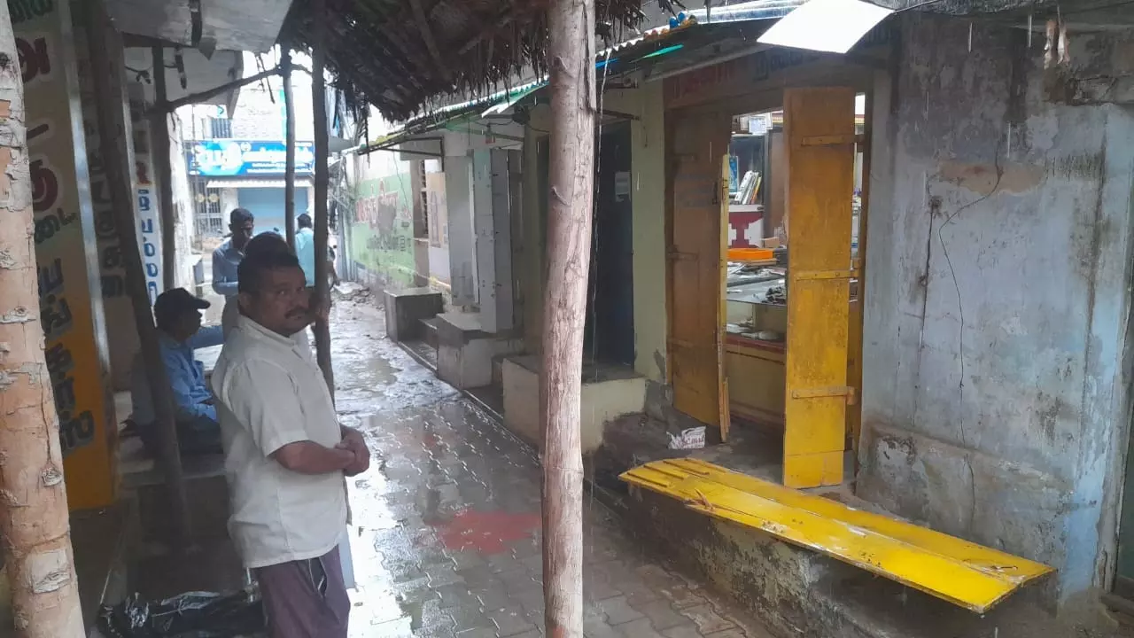 நகைகடைகளின் பூட்டை உடைத்து தங்கம், வெள்ளி நகைகள் கொள்ளை நகைகடைகளின் பூட்டை உடைத்து தங்கம், வெள்ளி நகைகள் கொள்ளை