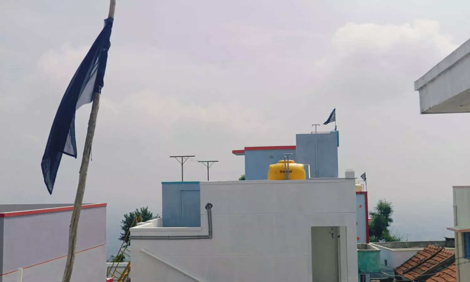 மலையூர் கோவில் பணம் முறைகேட்டை கண்டித்து ஊர் பொதுமக்கள் வீடுகளில் கருப்பு கொடி ஏற்றி போராட்டம் மலையூர் கோவில் பணம் முறைகேட்டை கண்டித்து ஊர் பொதுமக்கள் வீடுகளில் கருப்பு கொடி ஏற்றி போராட்டம்