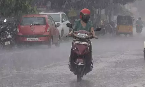 கனமழை எதிரொலி: கரூர், திண்டுக்கல் மாவட்ட பள்ளி, கல்லூரிகளுக்கு இன்று விடுமுறை