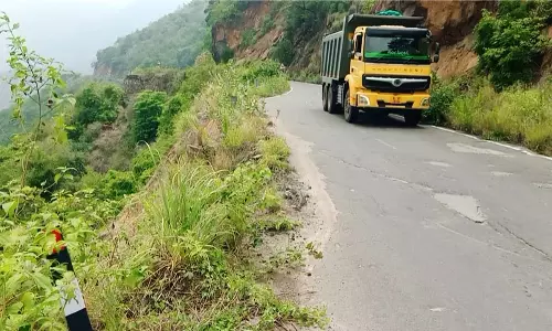 கர்ணம் தப்பினால் மரணம் 600 அடி உயரத்துக்கு மேல் தடுப்புகள் இல்லாமல் ஆபத்தான பயணம்