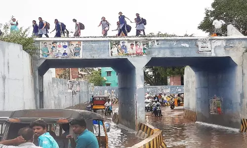 ஆண்டிபட்டி அருகேரெயில்வே சுரங்கப்பாதையில் மழைநீர் தேங்கியதால் அவதி