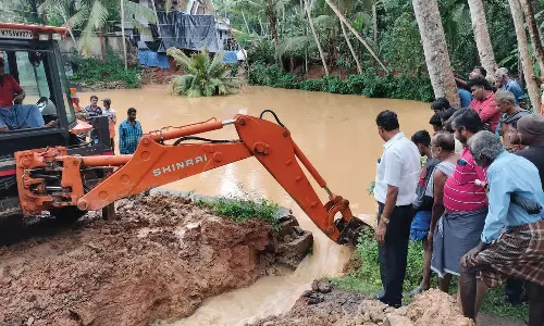 கீழ்குளம் அருகே மழைக்கு சேதமடைந்த வீட்டில் இருந்தவர்கள் ஜே.சி.பி. மூலம் மீட்பு