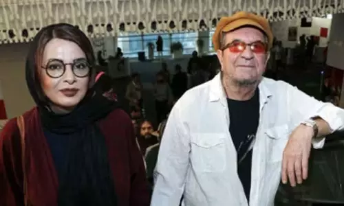 பிரபல சினிமா தயாரிப்பாளர் மனைவியுடன் படுகொலை