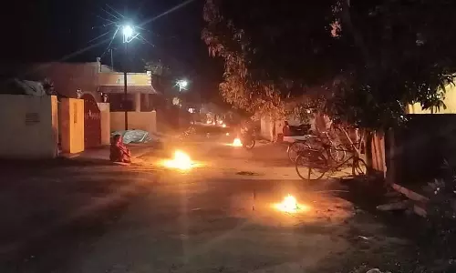 அமாவாசை சரியாக தெரியாததால் தீங்கு என வதந்தி: ஆண் குழந்தைகள் துணிகளை எரித்து திருஷ்டி கழித்த பெண்கள்