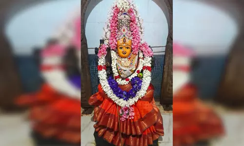 நவராத்திரி முதல் நாளை முன்னிட்டு பரமத்திவேலூர் பகுதியில் கொலு பொம்மைகள் வைத்து சிறப்பு பூஜை