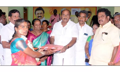 குஜிலியம்பாறையில் 100 கர்ப்பிணி பெண்களுக்கு 11 வகையான சீர்வரிசை பொருட்கள்