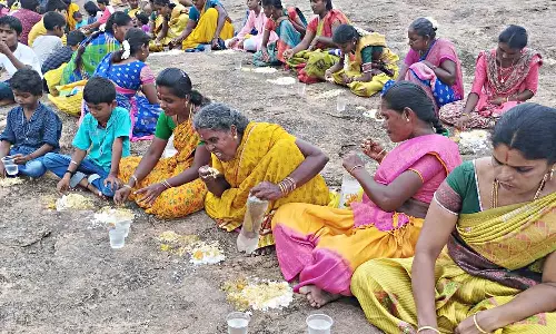 மழை வேண்டி மலை உச்சியில் உணவருந்தி பக்தர்கள் வழிபாடு