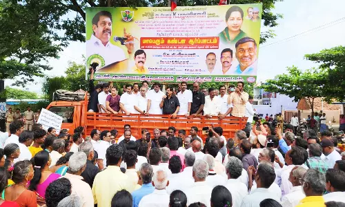 ஆலங்காயத்தில் அ.தி.மு.க.வினர் ஆர்ப்பாட்டம்