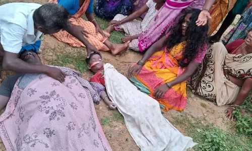 5 வயது மகளுடன் வாலிபர் குளத்தில் குதித்து தற்கொலை