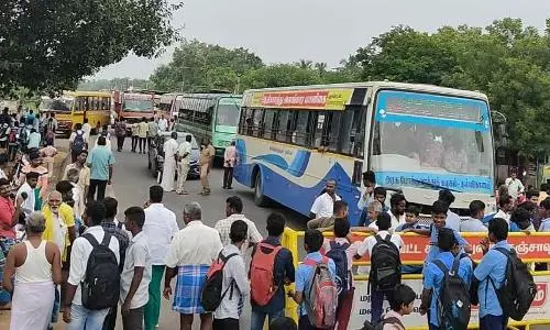 கூடுதல் பஸ் வசதி கேட்டு சாலை மறியல்