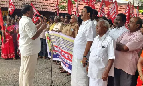 அமைப்புசாரா தொழிலாளர்களுக்கு தீபாவளி உதவி தொகை ரூ.5 ஆயிரம்  வழங்க கோரி ஏ.ஐ.டி.யூ.சி. ஆர்ப்பாட்டம்