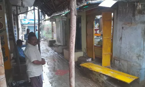 நகைகடைகளின் பூட்டை உடைத்து தங்கம், வெள்ளி நகைகள் கொள்ளை