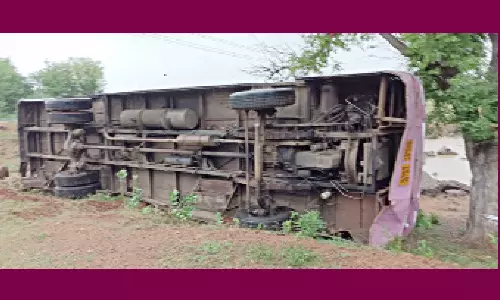 அரசு பஸ் கவிழ்ந்து விபத்து; 7 பேர் படுகாயம்