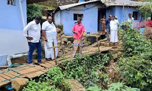 வால்பாறை-சாலக்குடி சாலையில் கனமழையால் மண்சரிவு