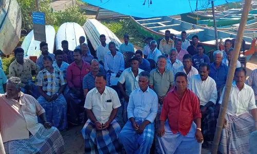 கஜா முஜா வலையை பயன்படுத்தி மீன் பிடிப்பதை கண்டித்து குளச்சல் கட்டுமர மீனவர்கள் வேலை நிறுத்தம்