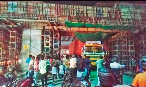 கோவை ஆத்துப்பாலம் மேம்பாலத்தின் அடியில் சிக்கிய கன்டெய்னர் லாரி