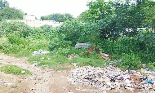 கடத்தூரில் கோவில் குளத்தில் தேங்கி கிடக்கும் குப்பைகள்