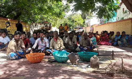 துப்புரவு தொழிலாளர்கள் தரையில் அமர்ந்து தர்ணா போராட்டம்