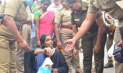 கோவை கலெக்டர் அலுவலகம் எதிரே குழந்தைகளுடன் பெண் திடீர் போராட்டம்